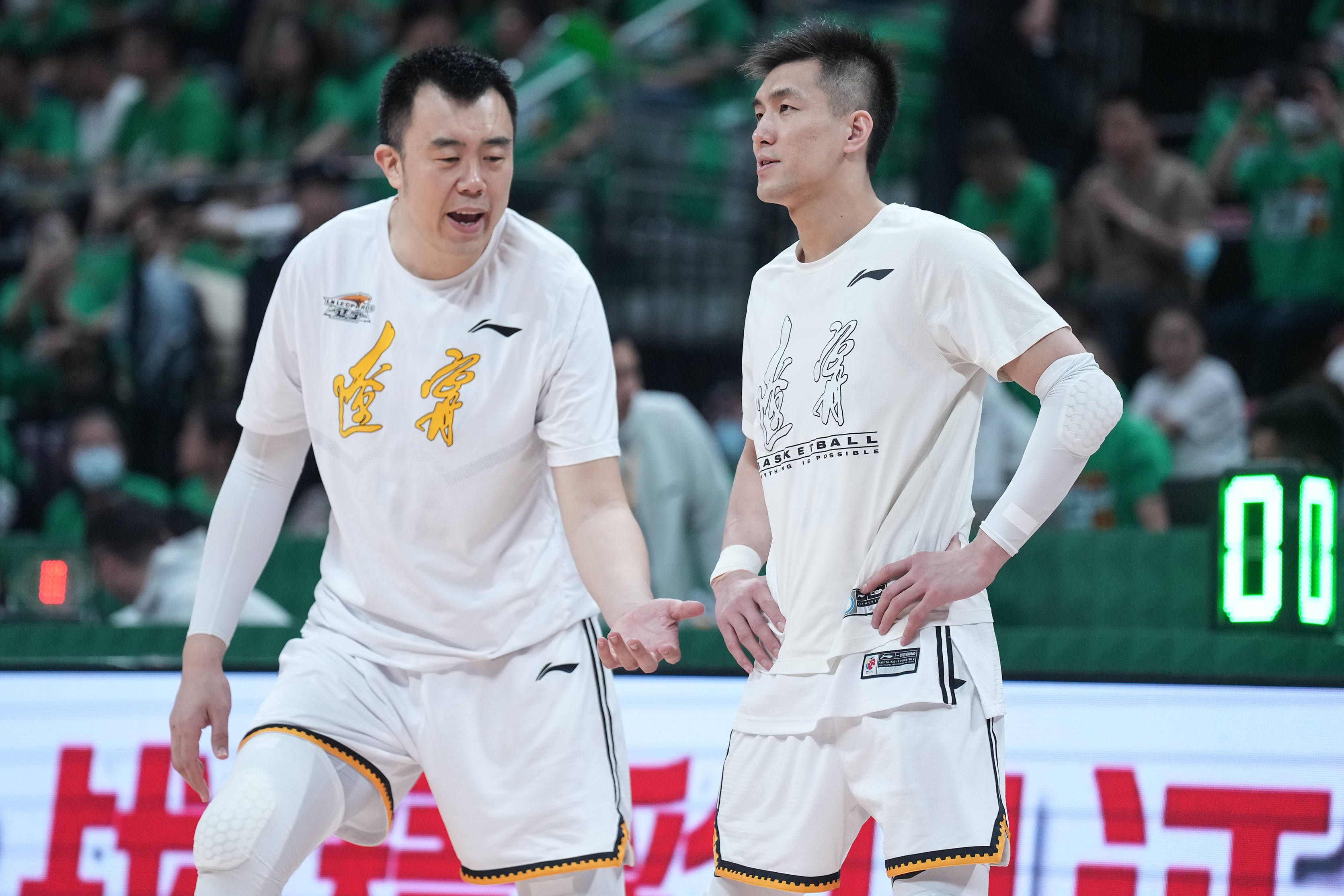 俄罗斯媒体sport25表示，斯卢茨基将成为申花新帅，与他一同加盟的还有教练组成员瓦西里-别列祖茨基和奥列格-雅罗文斯基。